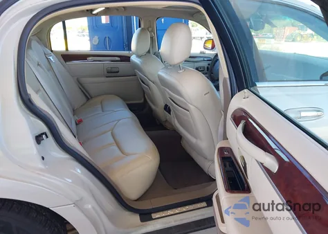 2005 Lincoln Town Car Signature Limited z USA, uszkodzony, nr VIN 1LNHM82W55Y615932